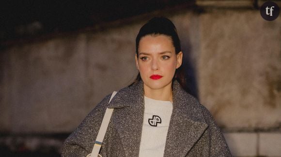 Alors en promotion pour À ma sœur !, le film qui va la faire connaître du grand public, Roxane Mesquida est invitée à participer à l’émission de Thierry Ardisson. Une sorte de baptême du feu de l’extrême quand on sait que le présentateur n’avait pas pour habitude de ménager ses invités - et encore moins les jeunes femmes.