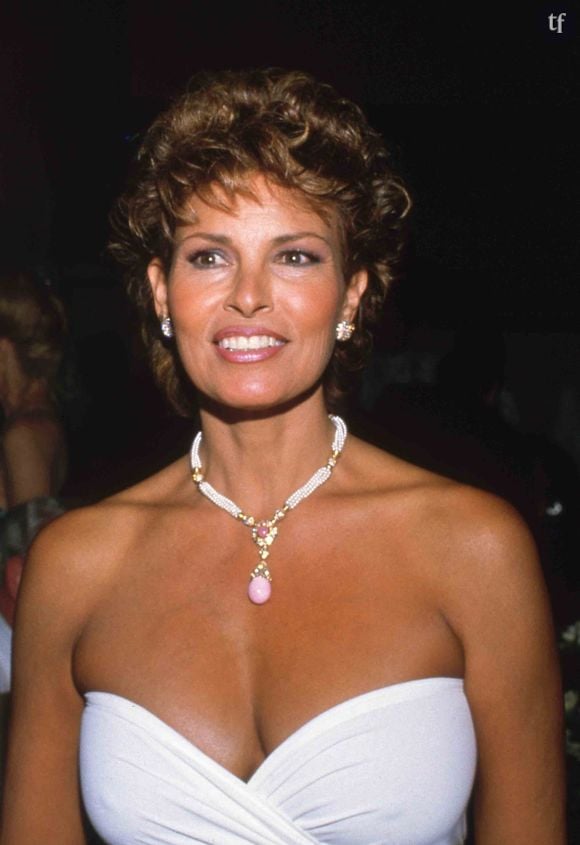 Changer sa coiffure (oui), changer de look, mais aussi, changer complètement son propre nom. Car beaucoup l'ignorent, mais à l'origine, Raquel Welch se nomme Raquel Tejada.