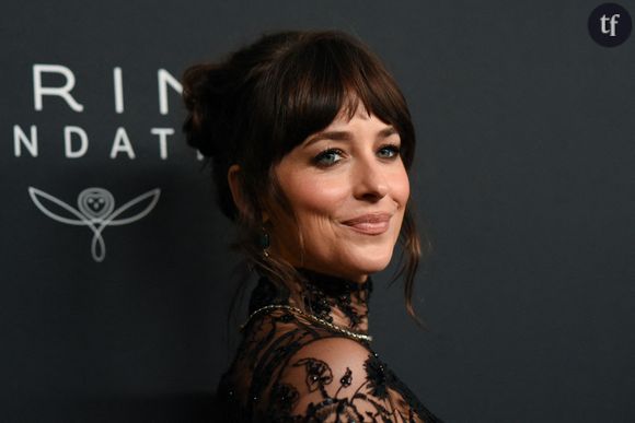 "On peut arrêter de normaliser la vulgarité ?" : Dakota Johnson se dévoile en naked dress et s’attire les critiques