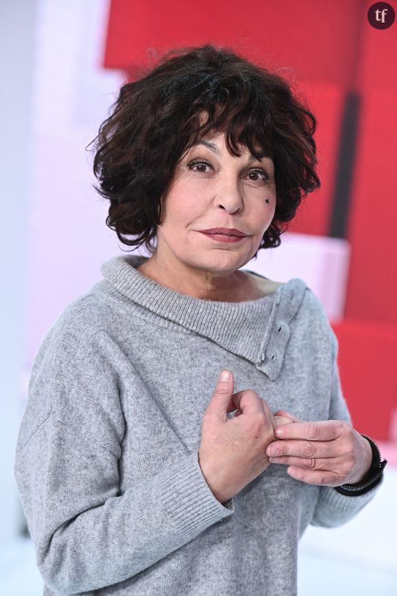 En France, une personne sur cinq est célibataire. Et c'est le cas d'une artiste polyvalente : comédienne, humoriste, chroniqueuse, cinéaste... Isabelle Mergault, la bien connue fidèle de la "bande à Ruquier", de l'époque lointaine de On a tout essayé aux ondes des Grosses têtes aujourd'hui. La réalisatrice césarisée pour son premier long (Je vous trouve très beau avec le regretté Michel Blanc) est célib' et fière de l'être, oui oui.