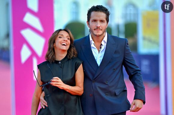 De son côté, Alexandre Kominek ne tarit pas non plus d'éloges sur celle qui partage sa vie. "C’est une personne que j’ai rencontrée il y a trois ans et demi et qui est exceptionnelle en termes de travail, de créativité, de rire, de générosité, de simplicité […] C'est vraiment la personne la plus extraordinaire au monde", avait-il déclaré sur France 2, en février 2024.