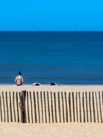 "On remet le haut" : pourquoi le bronzage topless n'a plus du tout la cote sur la plage ?