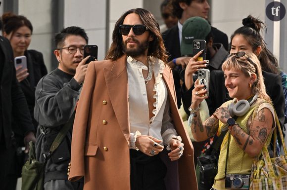 "Sublime", "Je l'adore", "Qu'il est beau", "Quelle classe". Vous ne rêvez pas : c'est ainsi qu'est accueilli sur le tapis rouge Jared Leto, accusé d'agressions sexuelles. Et dénoncé par neuf femmes. "Tu as déjà sucé une b*te ?", aurait-il demandé à l'une de ses victimes présumées.