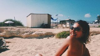 Le topless, objet d'amendes en France ? Bronzer seins nus, un sujet controversé au coeur d'une enquête