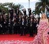 Un code vestimentaire pas toujours respecté
Le Festival de Cannes a décidé cette année de durcir les règles de son code vestimentaire. Exit les tenues encombrantes, "en particulier les traînes longues, dont le volume entrave la bonne circulation des invités et complique l'assise dans la salle" ou encore les tenues trop dénudées. Une restriction qui a contraint l'actrice américaine Halle Berry, membre du jury, à changer in extremis de robe pour la cérémonie d'ouverture.
Néanmoins, plusieurs stars ont osé transgresser les nouvelles règles cannoises. C'est notamment le cas d'Heidi Klum qui a monté les marches dans une robe très volumineuse, mais aussi de Farhana Bodi, Wan QianHui ou encore Ginta Biku. Le 19 mai, une invitée habillée d'une robe sirène a été refoulée du tapis rouge, en raison de la traîne jugée trop longue et encombrante. Pour lui permettre d'accéder au Palais des Festivals, son accompagnatrice a arraché d'un geste sec la traîne.