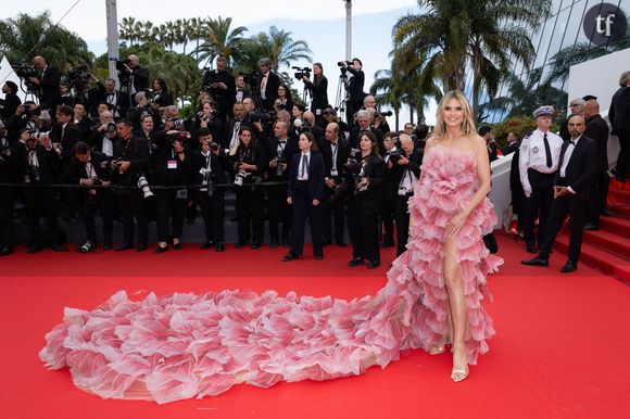 Un code vestimentaire pas toujours respecté
Le Festival de Cannes a décidé cette année de durcir les règles de son code vestimentaire. Exit les tenues encombrantes, "en particulier les traînes longues, dont le volume entrave la bonne circulation des invités et complique l'assise dans la salle" ou encore les tenues trop dénudées. Une restriction qui a contraint l'actrice américaine Halle Berry, membre du jury, à changer in extremis de robe pour la cérémonie d'ouverture.
Néanmoins, plusieurs stars ont osé transgresser les nouvelles règles cannoises. C'est notamment le cas d'Heidi Klum qui a monté les marches dans une robe très volumineuse, mais aussi de Farhana Bodi, Wan QianHui ou encore Ginta Biku. Le 19 mai, une invitée habillée d'une robe sirène a été refoulée du tapis rouge, en raison de la traîne jugée trop longue et encombrante. Pour lui permettre d'accéder au Palais des Festivals, son accompagnatrice a arraché d'un geste sec la traîne.