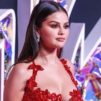 "Je suis juste un être humain !" : Selena Gomez attaquée sur son physique, elle réagit