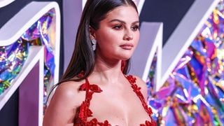 "Je suis juste un être humain !" : Selena Gomez attaquée sur son physique, elle réagit