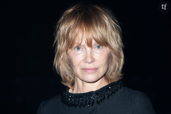 Pamela Anderson victime d'âgisme

Dans un décor verdoyant, Pamela Anderson a adopté les motifs floraux avec brio dans longue robe blanche à épaules dénudées signée Magnolia Pearl. Côté glamour, le mannequin portait ses cheveux blonds en boucles souples. La star est arrivée avec son look désormais emblématique, le visage nu, sans la moindre trace de maquillage. Depuis quelque temps, le sex-symbol des années 90 a entrepris un virage à 180 degrés en revenant à l'essentiel avec un style plus sobre et authentique, loin de l'image de blonde stéréotypée dans laquelle on a voulu l'enfermer.