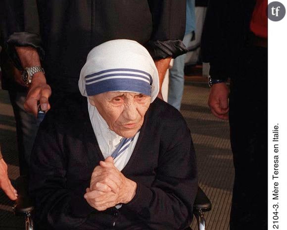 Dans le film, on suit cette femme alors qu’elle est à la tête du couvent des Sœurs de Lorette, à Calcutta en 1948, pendant les 7 jours qui précèdent le lancement de sa propre congrégation : les Missionnaires de la Charité. Sept jours de doutes et de remises en question pour Teresa qui se sent enfermée au sens propre et figuré dans sa condition existante.