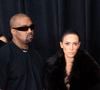 La présence de Kanye West et Bianca Censori aux Grammy Awards est loin d’être passée inaperçue. Vêtue d’une robe totalement transparente, la femme du rappeur a suscité l’inquiétude des internautes qui y voient de la maltraitance.