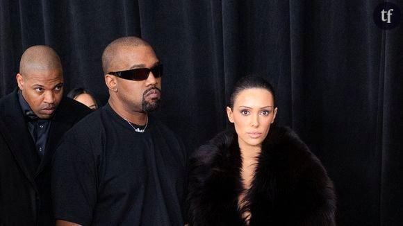 La présence de Kanye West et Bianca Censori aux Grammy Awards est loin d’être passée inaperçue. Vêtue d’une robe totalement transparente, la femme du rappeur a suscité l’inquiétude des internautes qui y voient de la maltraitance.