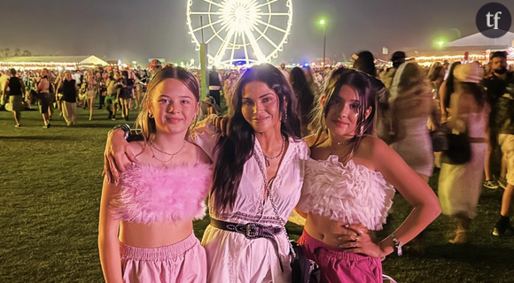 Sur les clichés postés par sa mère et son beau-père, Everly porte un crop top rose en fourrure et un pantalon cargo de la même couleur et est coiffée de petites tresses. On la voit également dans un ensemble deux pièces blanc avec un débardeur blanc orné de rubans et une jupe assortie en compagnie de la chanteuse Lisa. La pré-ado de 11 ans s’inspire des princesses de la pop pour se composer un look tendance digne de Coachella. La maman d'Everly avait d'ailleurs confié à People en janvier 2025 que sa fille était une vraie "fashionista", fan du "style preppy avec une pincée de Blackpink".
Rien de bien choquant a priori, et pourtant. Dans les commentaires, de nombreux internautes s’improvisent spécialistes en éducation et estiment que la tenue de la jeune fille n’est pas appropriée pour son âge. "Ce n’est pas une tenue pour un enfant de 11 ans", écrit un utilisateur. "C’est dégueulasse de voir comment les parents hollywoodiens permettent à leurs enfants de s’habiller de manière aussi inappropriée. Elle a 11 ans, pas 18 !", commente un autre. "Coachella à 11/12 ans dans cette tenue est un peu gênant, même avec sa mère à ses côtés", lit-on encore.