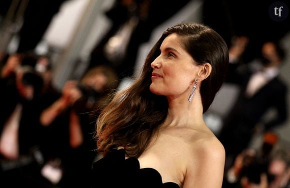 Laetitia Casta est sans complexe et sans filtre. L'actrice éblouit sur ces images sexy. Seulement voilà, d'aucuns maugréent : "Encore à moitié nue celle-là", "On en a marre de la voir", "Une gauchiste", "Tiens ça faisait longtemps". Dans les commentaires des réseaux sociaux de ELLE, ça critique sa propension à dévoiler son corps et ses formes.