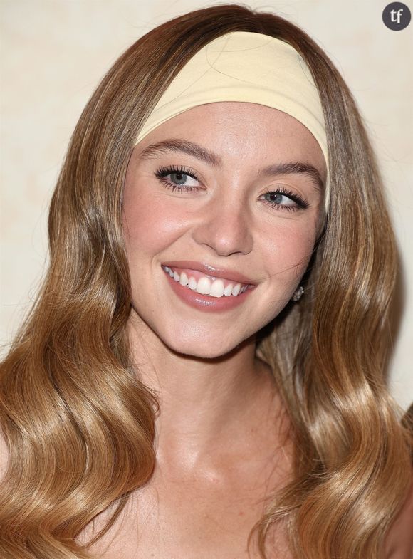 "J'ai le souffle coupé", "Hallucinante", "Sublime". Ils déferlent, les commentaires élogieux à l'adresse de Sydney Sweeney. La star présentait son dernier grand rôle en date, celui de la boxeuse professionnelle Christy Martin, au coeur du biopic Christy, dans un Festival cinématographique à Toronto. Sur ce tapis rouge, saisie par les photographes de Variety, Sweeney s'est dévoilée dans un tailleur hyper décollettes. Le genre de tenus qu'elle affectionne particulièrement, pour qui est familier à sa direction artistique traditionnelle : robes, tailleurs et tenues hyper glamour, décolletées, comme une façon de revendiquer sa sensualité. Sans craindre les commentaires.