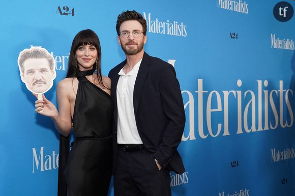 Dakota Johnson revient en force avec le film Materialists, aux côtés de Chris Evans et Pedro Pascal.