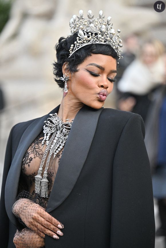 Mais plus impressionnant encore que sa robe (qui était déjà “waouh”, disons les termes), les bijoux portés par l’actrice ont été au centre de l’attention. Et pour cause. Sur sa tête, Tayana Taylor portait non pas une mais deux couronnes, inspirées du diadème de perles de l’impératrice Eugénie, volé en octobre dernier lors du cambriolage du musée du Louvre.