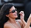 "Si sexy", "méga hot" : Kylie Jenner en décolleté XXL, elle enflamme Instagram avec ces photos lunaires