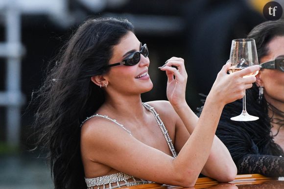 "Si sexy", "méga hot" : Kylie Jenner en décolleté XXL, elle enflamme Instagram avec ces photos lunaires