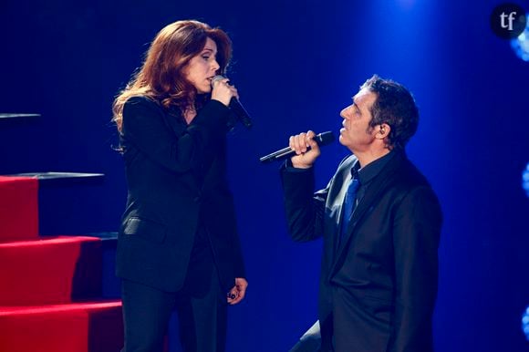 Sa femme, il l'aime. 

Et il le clame haut et fort, malgré ce qui les séparent. A savoir ? Près de trente ans. 29 longues années pour être plus précis. En 2003, Julien Clerc rencontre la femme de lettres Hélène Grémillon. Elle n'a même pas 30 ans. Il en a bientôt soixante à l'époque. Aujourd'hui, Hélène Grémillon est âgée de 48 ans, Julien Clerc, de 77. Elle pourrait être sa fille, c'est sa femme. Un fossé que le chanteur assume complètement, dans les pages de Paris Match.