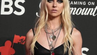 "Quel corps !" : cette star de Gossip Girl sidère ses fans sur le tapis rouge en dévoilant... Son ventre, dans un look très naked dress