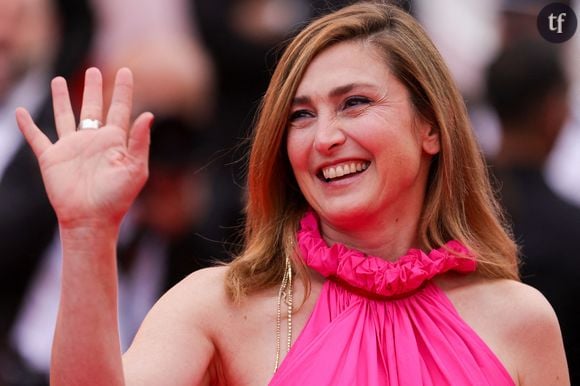Oui, comme si Julie Gayet était un modèle plus-size (et quand bien même elle le serait), preuve comme une autre du retour en force de l'ultra skinny, come back effrayant de l'hyper maigreur dans la mode et notre société en général.