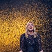 "Adorables" : Louane recréée une scène d'amour mythique avec cette photo de fiançailles, et rend fous les fans