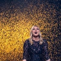 "Adorables" : Louane recréée une scène d'amour mythique avec cette photo de fiançailles, et rend fous les fans