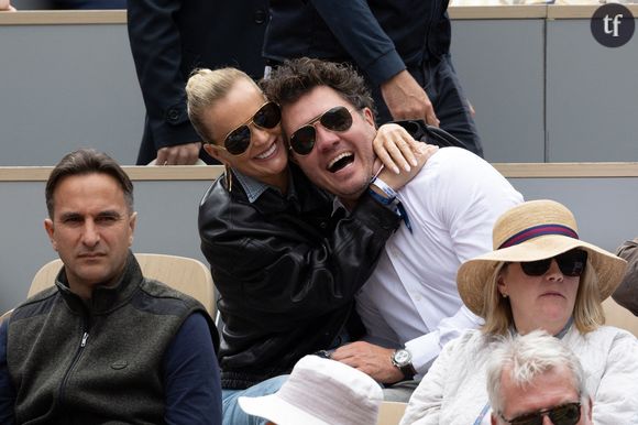 “Encore un autre”, “tout pour se faire remarquer” : Laeticia Hallyday heureuse en couple, elle affiche son bonheur… Et se fait méchamment tacler