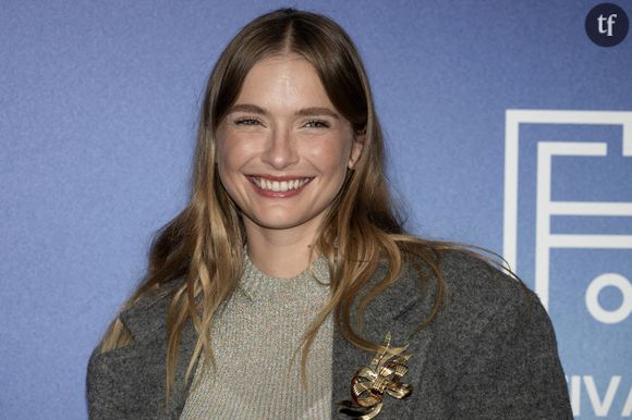 Camille Razat "trop grosse" pour le mannequinat

Star de la série Emily in Paris, Camille Razat a fait ses premiers pas d'actrice dans la mini-série Disparue, diffusée sur France 2 au printemps 2015. Mais la jeune femme a commencé sa carri§re comme mannequin à l'âge de 16 ans. Une expérience dont elle ne garde pas que des bons souvenirs, comme elle l'a révélée avec beaucoup de lucidité dans l'émission Clique. Interrogée sur le mouvement body positive qui disparaît (déjà) des podiums, la comédienne a confié : "Même dans les jobs 'commerciaux' c'est-à-dire beauté où c'est essentiellement le visage en vérité, constamment il y avait des retours de directeurs de casting, alors que je faisais 8 kilos de moins, donc j'étais relativement très mince, qui disaient 'Elle est un peu trop grosse, il faudrait qu'elle perde un peu'".