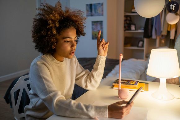 La journaliste y juge le comportement d'adolescentes en enchaînant les clichés sexistes.