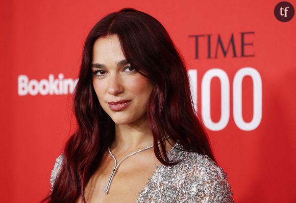 Ce n'est pas la première fois d'ailleurs, car la popstar a maintes fois dégainé cette robe toute en transparences, dévoilant formes ou sous-vêtements en fonction de ses égéries. C'est sur Instagram qu'elle partage cette démonstration de mode délicatement sulfureuse, et à son image : naturellement glamour.