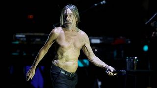 Iggy Pop danse torse nu à 77 ans et nous prouve que l’âgisme ne concerne apparemment que les femmes