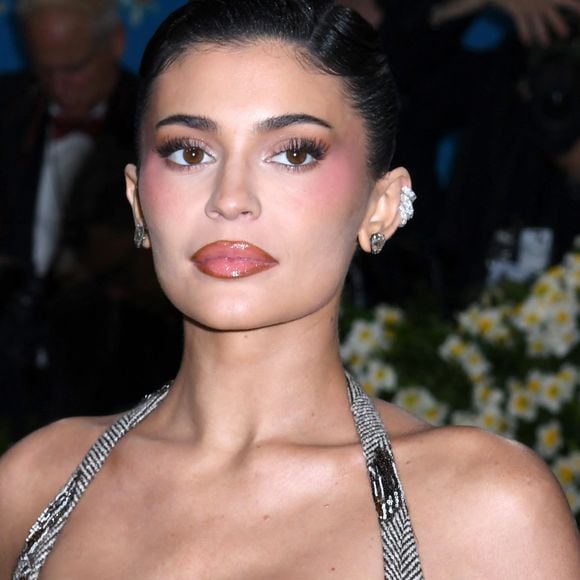 "Pas besoin d'en montrer autant !" : Kylie Jenner tente un look "sexy et moderne" au Met Gala 2025 mais réveille les sexistes