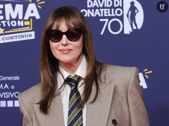 Monica Bellucci et Tim Burton, sortie en amoureux en Italie

Très proches, Monica Bellucci et Tim Burton affichent souvent leur complicité et leur soutien mutuel. Lors de cet événement, l’actrice a une nouvelle fois accompagné son compagnon avec élégance, alors qu’il présentait la suite de sa série à succès. Tous deux sont apparus main dans la main sur le tapis rouge, semblant plus unis et amoureux que jamais. 

C'était sans compter les critiques des haters sur les réseaux sociaux. "Ils n’assument pas leurs âges…Pourquoi garder les lunettes de soleil ? C’est un manque de respect", "Elle a compris qu'à son âge qu'il fallait se fixer car une rose ne reste pas belle éternellement", "La belle et la bête", "Ils sont aussi soft et élégants que Lavoine et Karembeu sont ridiculement sirupeusement démonstratifs", "Elle s'habille toujours en noir depuis qu'elle est avec lui", lit-on sous les photos de leur apparition publique.