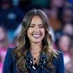 "Elle ne vieillit jamais" : le sex symbol Jessica Alba pose en bikini comme Dua Lipa et choque ses fans à 44 ans