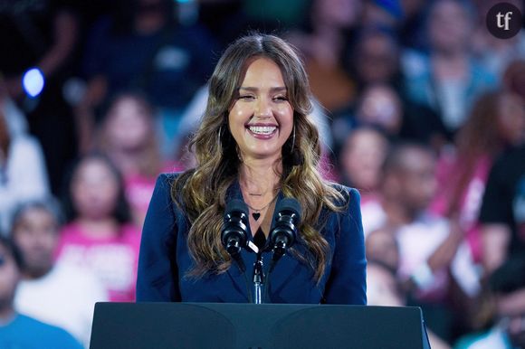 "Elle ne vieillit jamais" : le sex symbol Jessica Alba pose en bikini comme Dua Lipa et choque ses fans à 44 ans