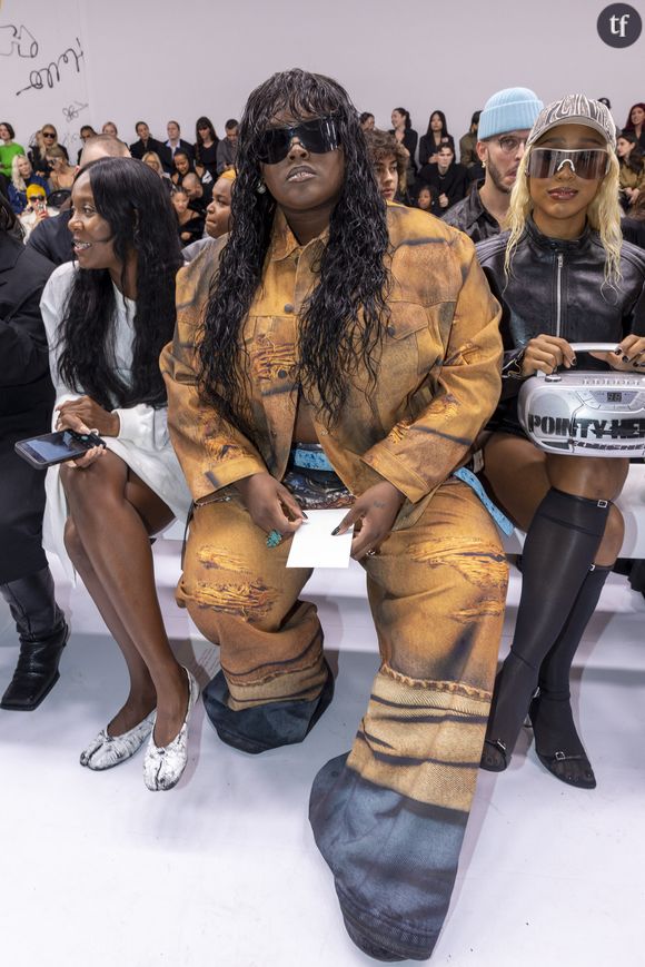 Ce qu’analysent ainsi nos confrères de Purecharts : une charge contre les personnalités musicales les plus mises en avant du paysage hexagonal actuel, "Certains estimant qu'Yseult s'en prenait aux artistes issus de la "Star Academy" comme Marine, Helena ou Marguerite".