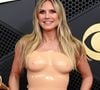 Heidi Klum, aussi saluée que controversée au gré de ses styles audacieux et iconoclastes, réinvente la très sulfureuse naked dress sur ces images qui font tant jaser sur les réseaux sociaux. Fashion faux pas ou génie du style ? On analyse pour vous le look de la semaine.