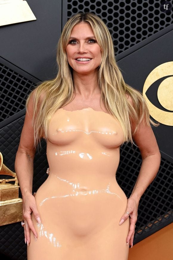 Heidi Klum, aussi saluée que controversée au gré de ses styles audacieux et iconoclastes, réinvente la très sulfureuse naked dress sur ces images qui font tant jaser sur les réseaux sociaux. Fashion faux pas ou génie du style ? On analyse pour vous le look de la semaine.