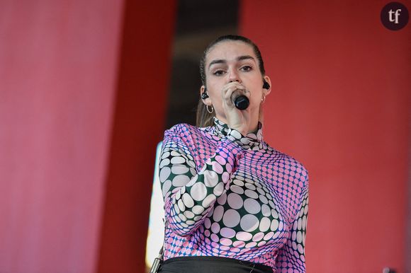 "Elle a basculé dans le côté obscur" : tenue sexy et danse sensuelle, Adèle Castillon se fait clasher après son concert