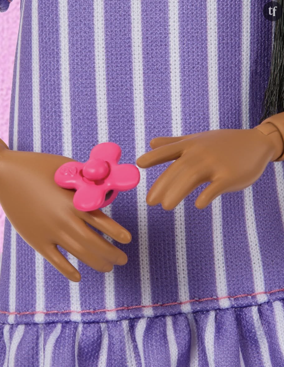 Une Barbie conçue pour “refléter authentiquement certaines expériences que les personnes atteintes du spectre autistique peuvent ressentir”. Parmi ces éléments inspirés du vécu autistique, on retrouve notamment un casque antibruit, un hand spinner, soit un jeu sensoriel anti-stress, une tablette de communication ou encore des vêtements adaptés aux sensibilités sensorielles.