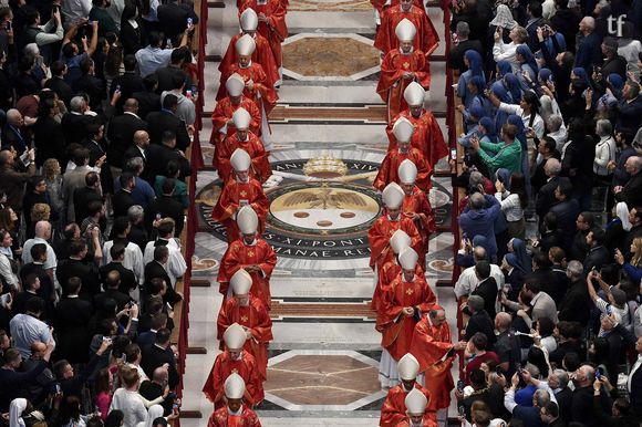 Le Vatican s'oppose à l'ordination sacerdotale des femmes, et plusieurs papes ont récemment réaffirmé cette position.