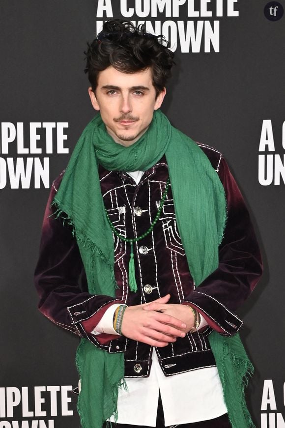 Alors qu'il s'est contenté de porter une tenue tout ce qu'il y a de plus classique en Italie pour présenter le biopic du célèbre chanteur folk des sixties, les fans se sont jetés sur Timothee Chalamet sur les réseaux sociaux, critiquant avec virulence ses oripeaux. Considérés comme grotesques, incongrus, tout sauf esthétiques.