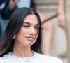 "On dirait une pu**", "honteux" : Dua Lipa ultra sexy sur scène, elle se fait clasher par la Team sexiste en commentaires (sans surprise)