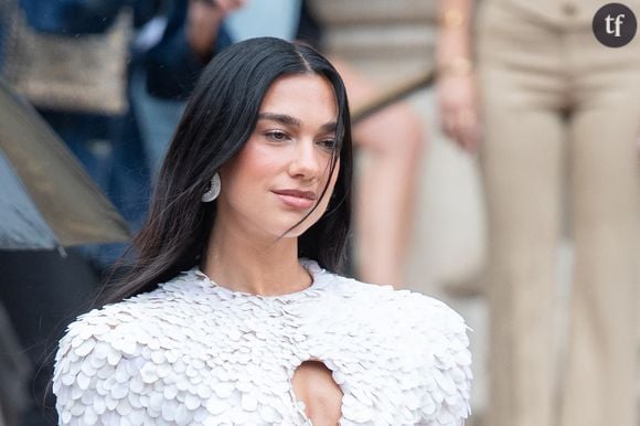 "On dirait une pu**", "honteux" : Dua Lipa ultra sexy sur scène, elle se fait clasher par la Team sexiste en commentaires (sans surprise)