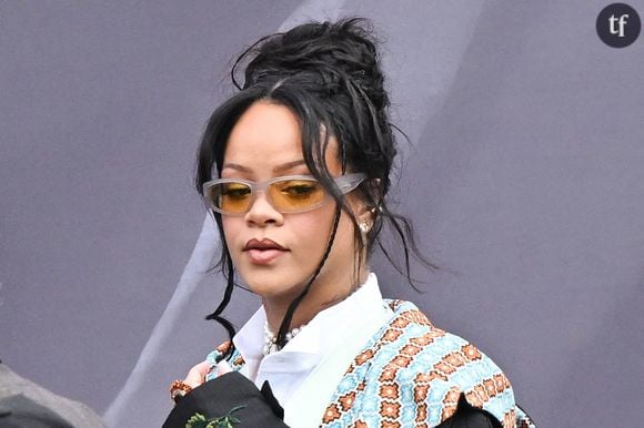 Ce shooting rappelle également une photo bien connue de Riri : en 2017, la chanteuse prend la pose, jambes ouvertes, dans une robe rouge. Très vite, la chanteuse devient une figure du "womanspreading", une réponse au "manspreading", c'est-à-dire le fait que les hommes prennent une place disproportionnée dans l'espace public et ainsi une manière de se le réapproprier. Une posture de puissance et d’assurance qui est devenue la marque de fabrique de la chanteuse. En affichant un langage corporel typiquement associé à la domination masculine, Rihanna renverse les attentes de "la bonne posture féminine" et marque son contrôle sur l’image.