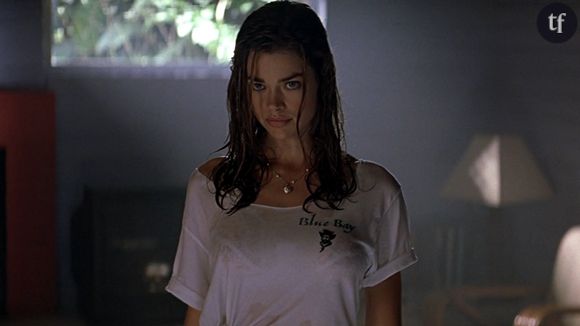 De Scream, Sex Crimes emprunte justement sa star, la ténébreuse Neve Campbell, qu'il associe au sex symbol Denise Richards, le duo nouant une relation plutôt chaleureuse - dans une piscine notamment. On ne sait pas si cette histoire retorse de fausse agression sexuelle et de triangle amoureux torride vieillit si bien que cela, mais son attrait érotique, lui, est toujours tenace. Denise Richards (Starship Troopers), Neve Campbell, Matt Dillon (Mary à tout prix), Kevin Bacon... Difficile d'imaginer casting plus hot.