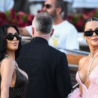 "Ce ne sont pas des jouets pour des enfants !" : Kim et Khloé Kardashian épinglées pour leurs cadeaux de Noël, les internautes sont furax