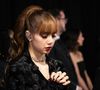 L'icône de la K-pop est apparue vêtue d'un blazer en dentelle noir, d'un body et de collants Louis Vuitton. Au niveau de son entrejambe, dix visages ont été brodés. Les internautes ont cru voir Rosa Parks.